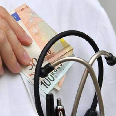 Συνελήφθη γιατρός που ζήτησε από έγκυο «φακελάκι» 500 ευρώ