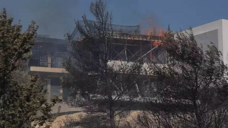 Φωτιά στην Πεντέλη: Μεγαλώνει η λίστα των καμένων σπιτιών