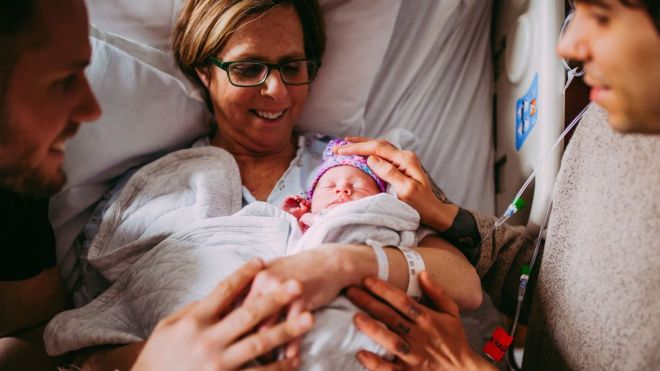 Η 61χρονη που γέννησε το εγγόνι της – Έγινε παρένθετη μητέρα για τον γκέι γιο της